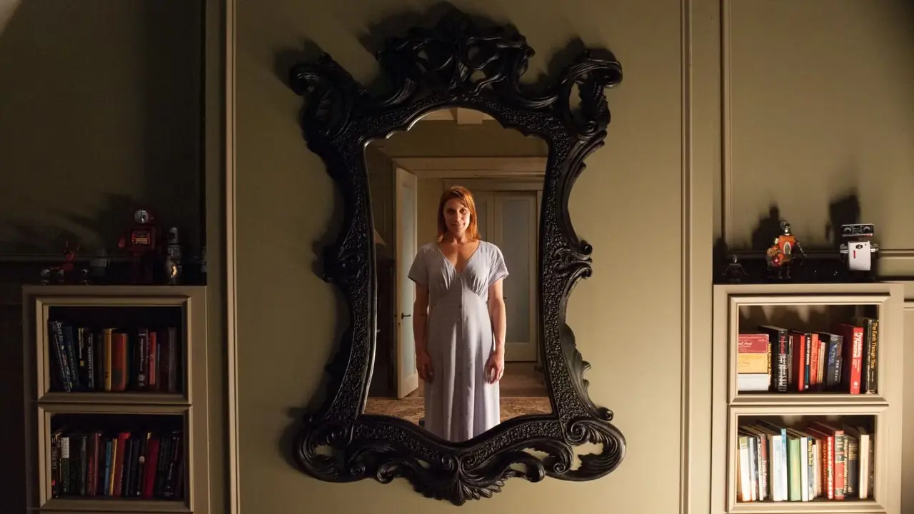 Katee Sackhoff parada frente a un espejo en Oculus