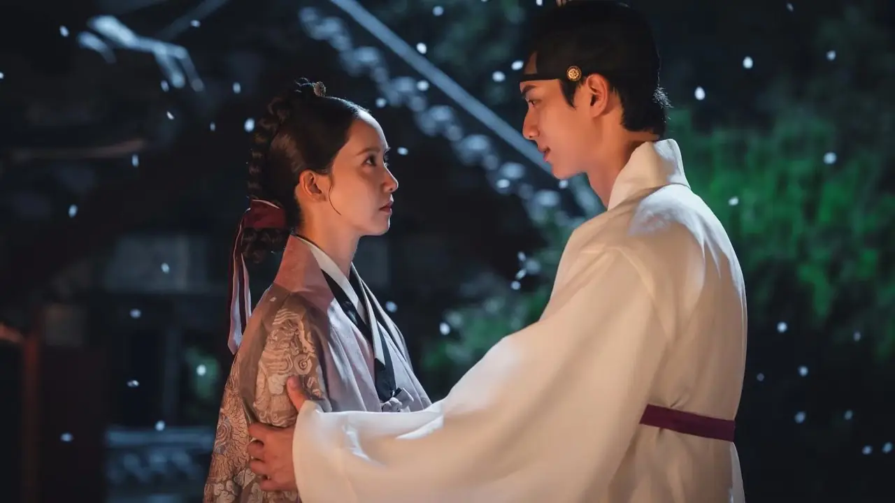 2025 年韩剧《陛下好胃口》中，一名男子抱着一名身穿朝鲜时代长袍的女子。