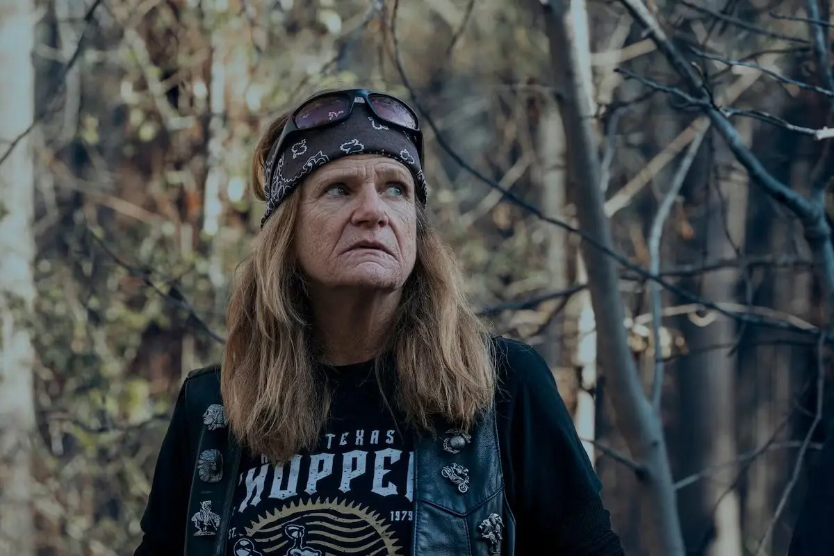 El personaje de Hunting Wives en el bosque.