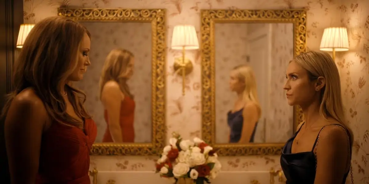 Malin Akerman en Brittany Snow in de badkamer in The Hunting Wives