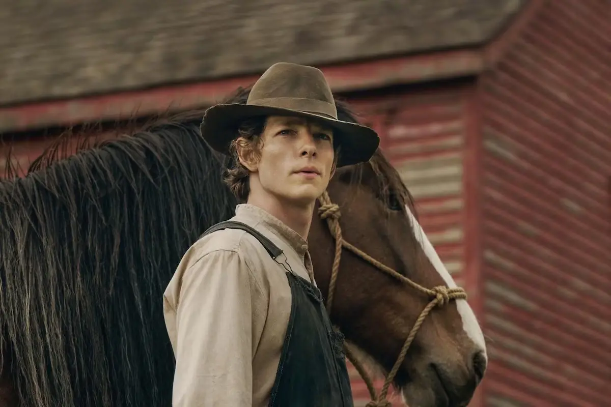 Mike Faist in einem Standbild aus „Jenseits von Eden“.
