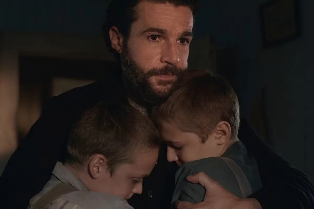 Christopher Abbott in einem Standbild aus „Jenseits von Eden“.