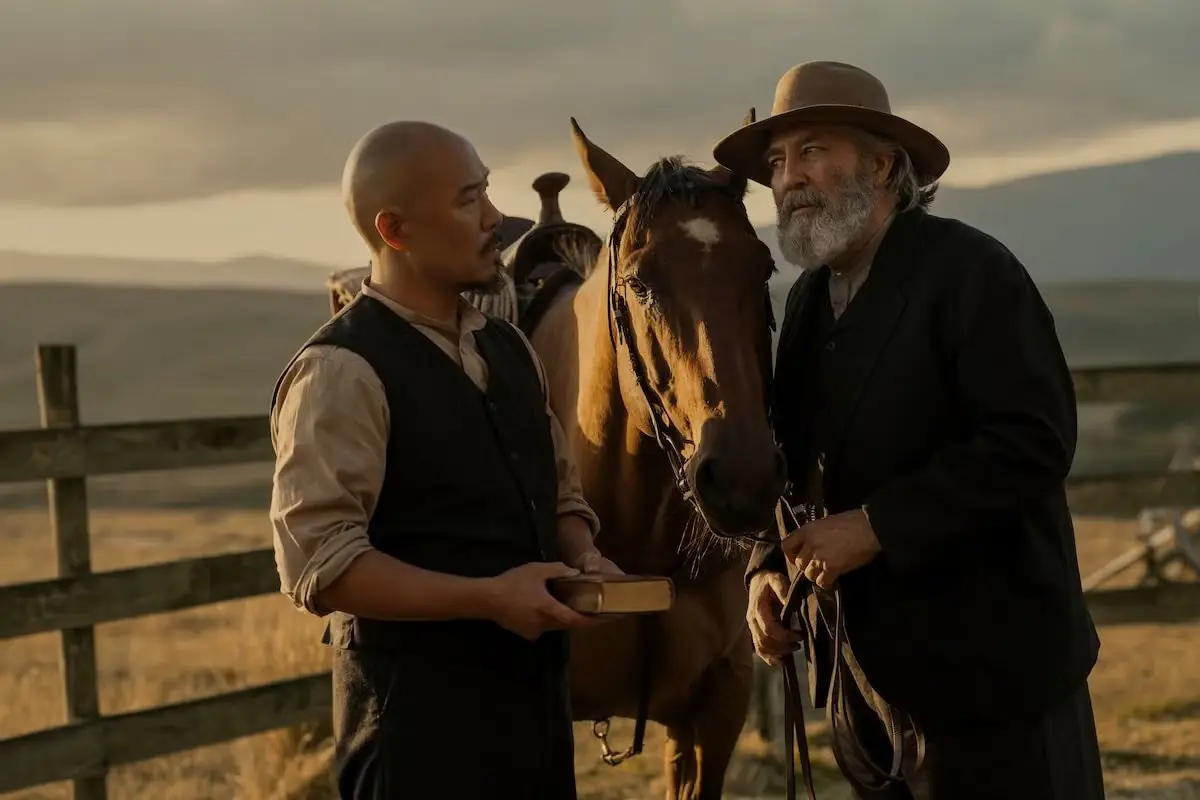 Ciaràn Hinds und Hoon Lee in einem Standbild aus „Jenseits von Eden“.