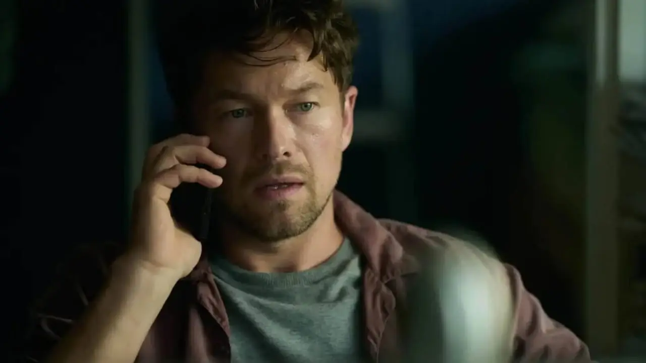 Blodoffer Thomas Berg (Jakob Oftebro) i telefon.