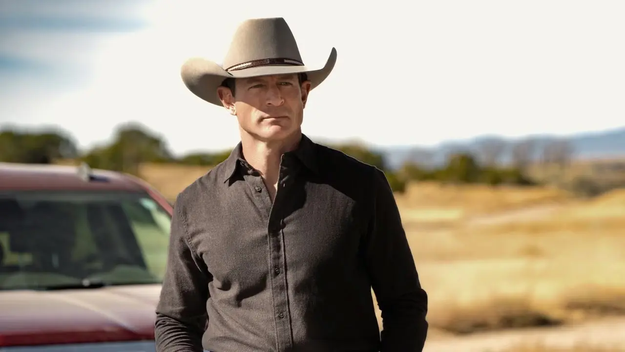 Philip Winchester nel ruolo dello sceriffo Dan Brigman in Ransom Canyon