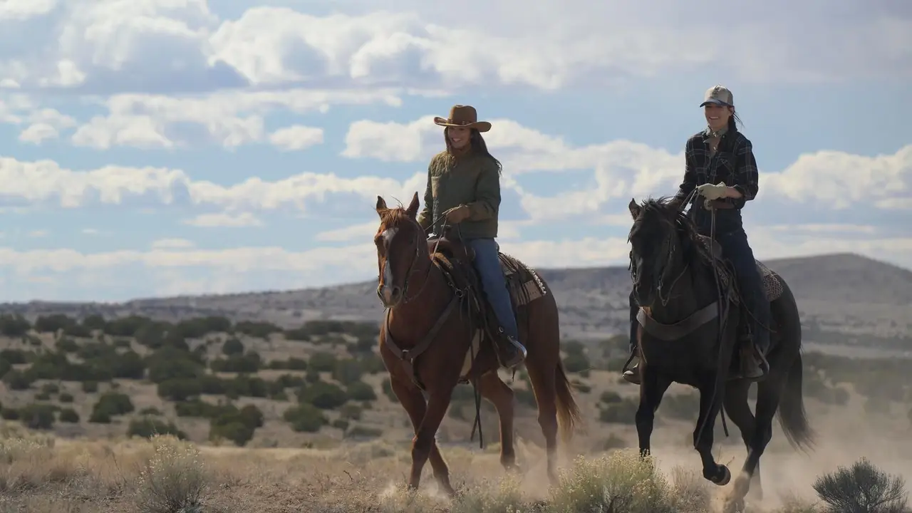 Ransom Canyon'da hâlâ Quinn rolünde Minka Kelly ve Angie O'Grady rolünde Lauren Glazier mavi gökyüzünün önünde ata biniyor. Ransom Canyon'da hâlâ Quinn rolünde Minka Kelly ve Angie O'Grady rolünde Lauren Glazier mavi gökyüzünün önünde ata biniyor.