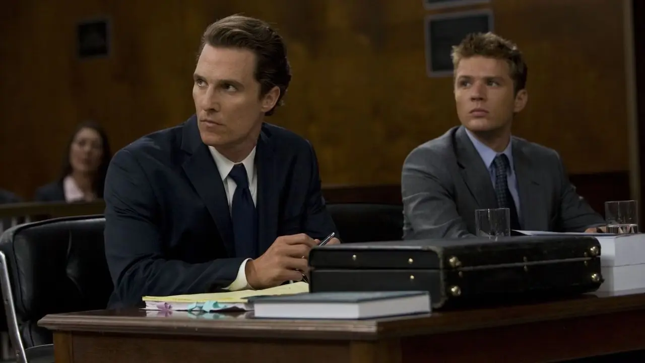 Matthew McConaughey como Mickey Haller con Ryan Phillippe como Louis Roulet en la corte en The Lincoln Lawyer