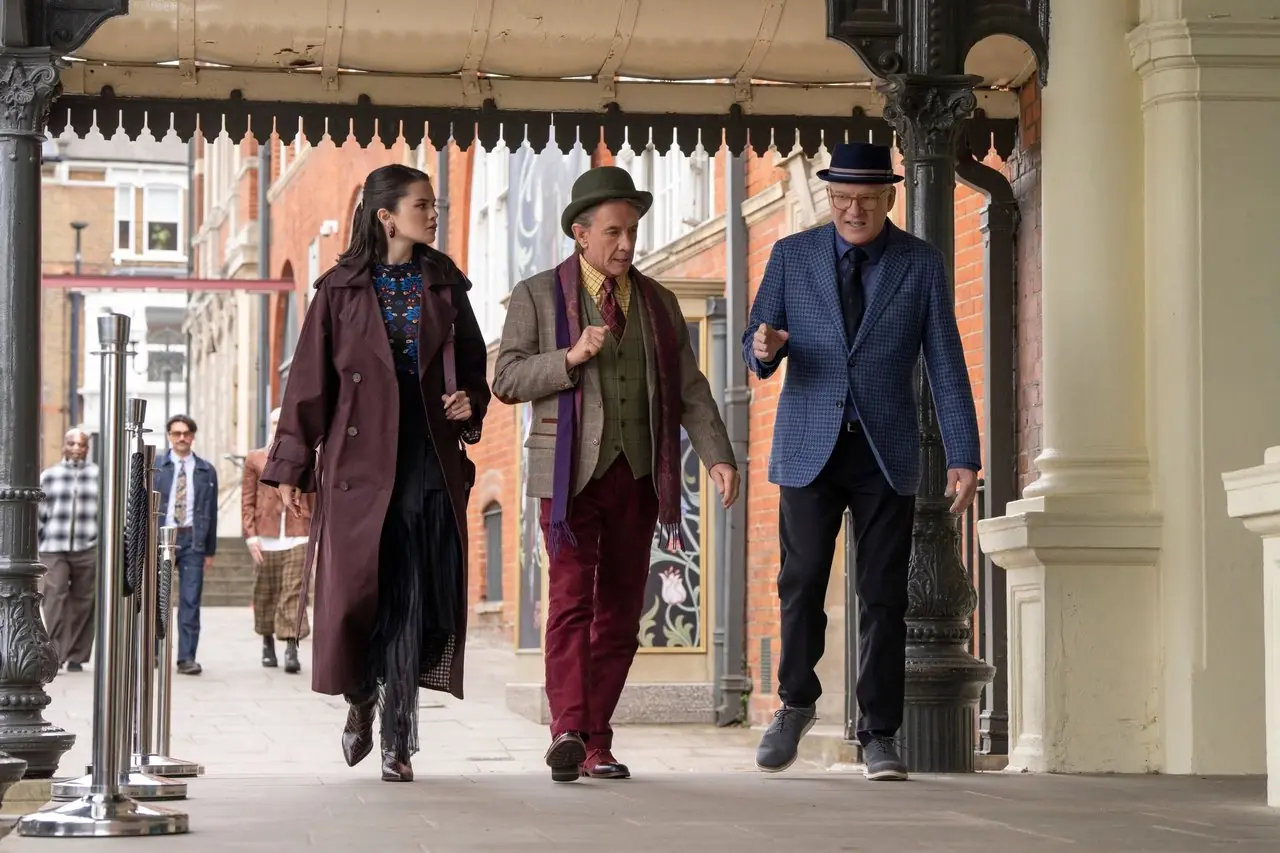 Oliver, Mabel et Charles marchant dans la rue dans Only Murders saison 6
