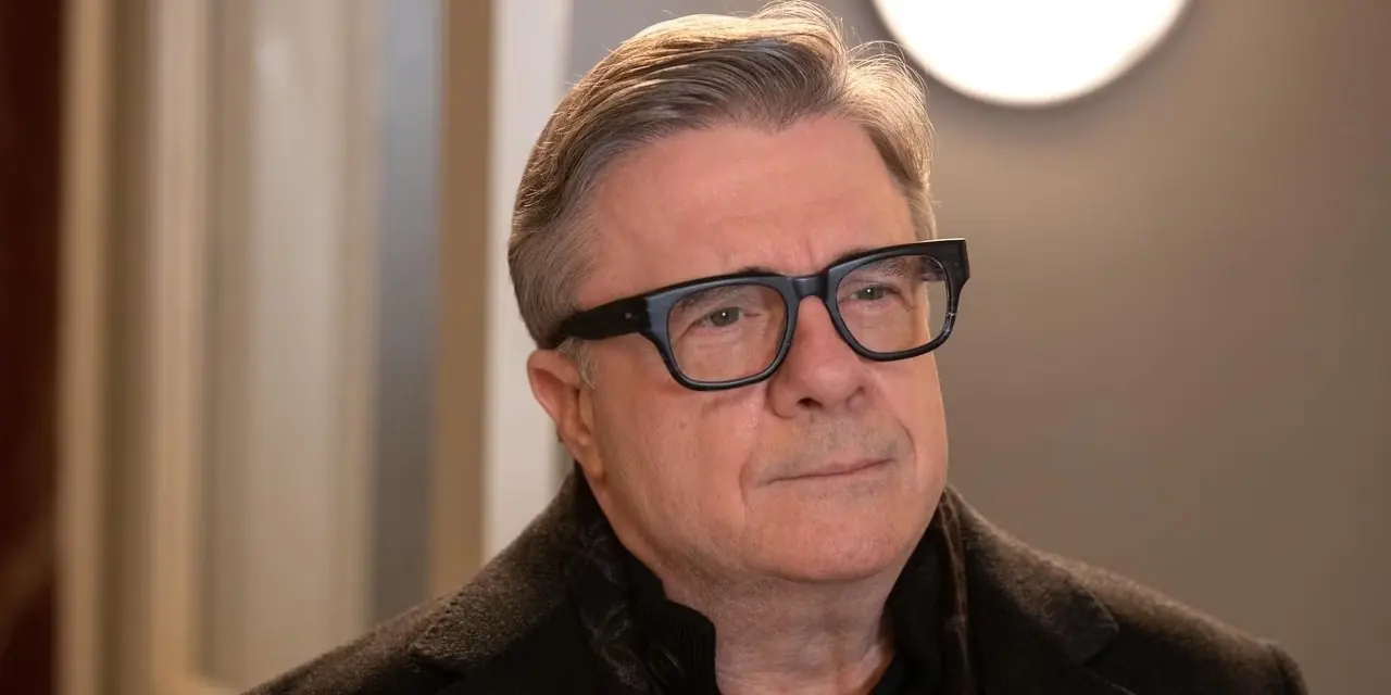Nathan Lane draagt een bril in Only Murders In The Building
