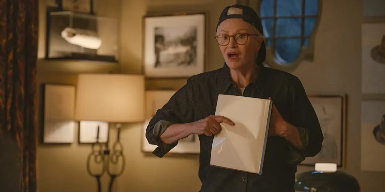 Sazz (Jane Lynch) laat zien dat zij de auteur is van het script in Only Murders in the Building Seizoen 4, aflevering 10
