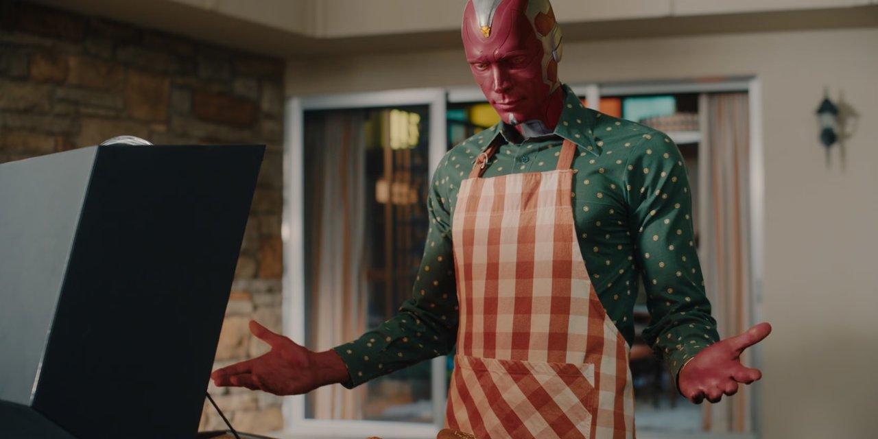 『ワンダヴィジョン』でグリルの上に立って困惑した表情を演じるヴィジョン役のポール・ベタニー