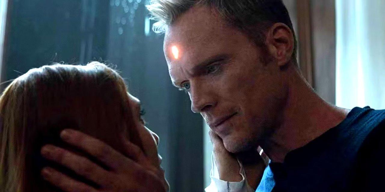 『アベンジャーズ インフィニティ・ウォー』で人間の姿をしたポール・ベタニーのヴィジョンがワンダ・マキシモフを撫でる