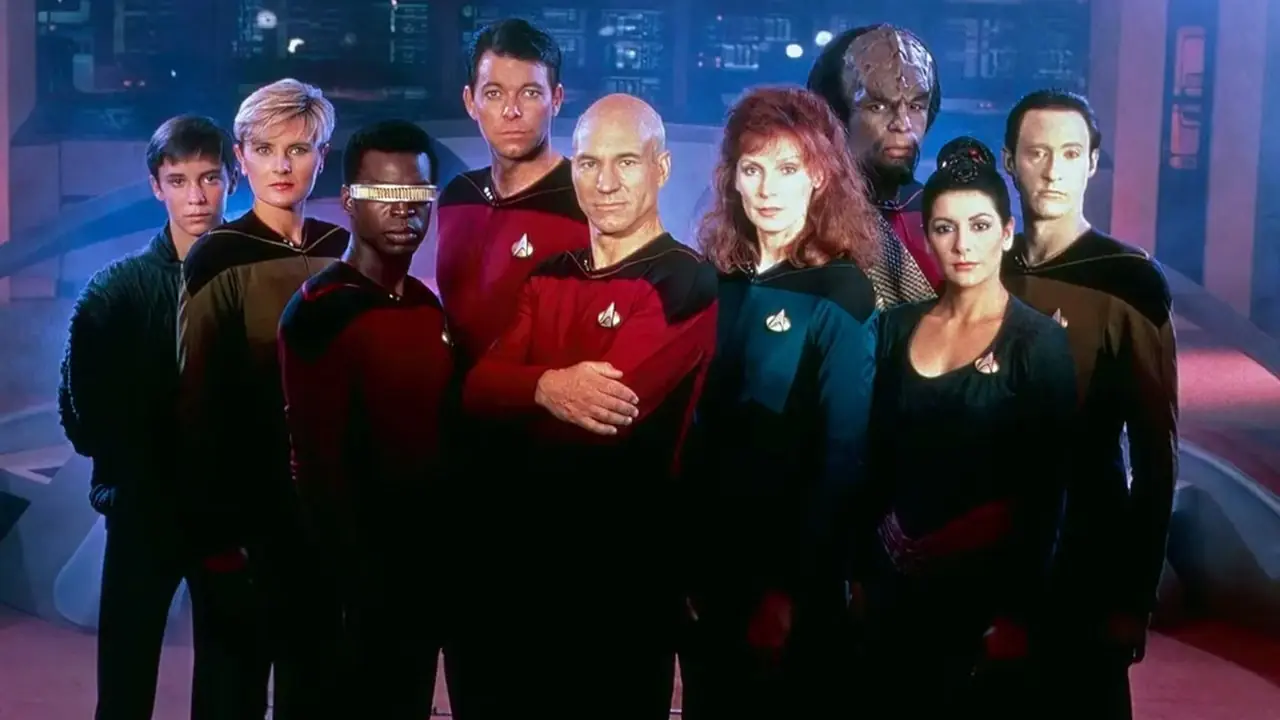 De cast van Star Trek: The Next Generation seizoen 1 poseert op de brug