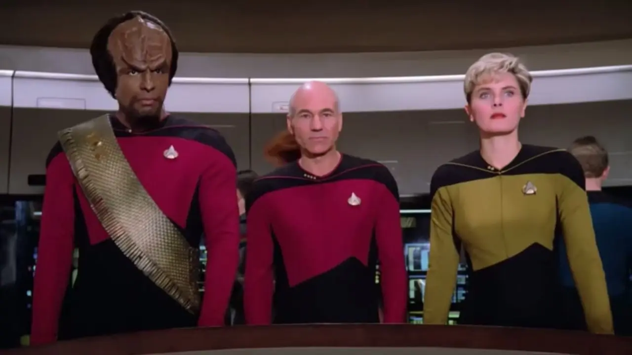 Worf, Picard en Yar kijken toe vanaf de brug van de Enterprise in Star Trek: The Next Generation