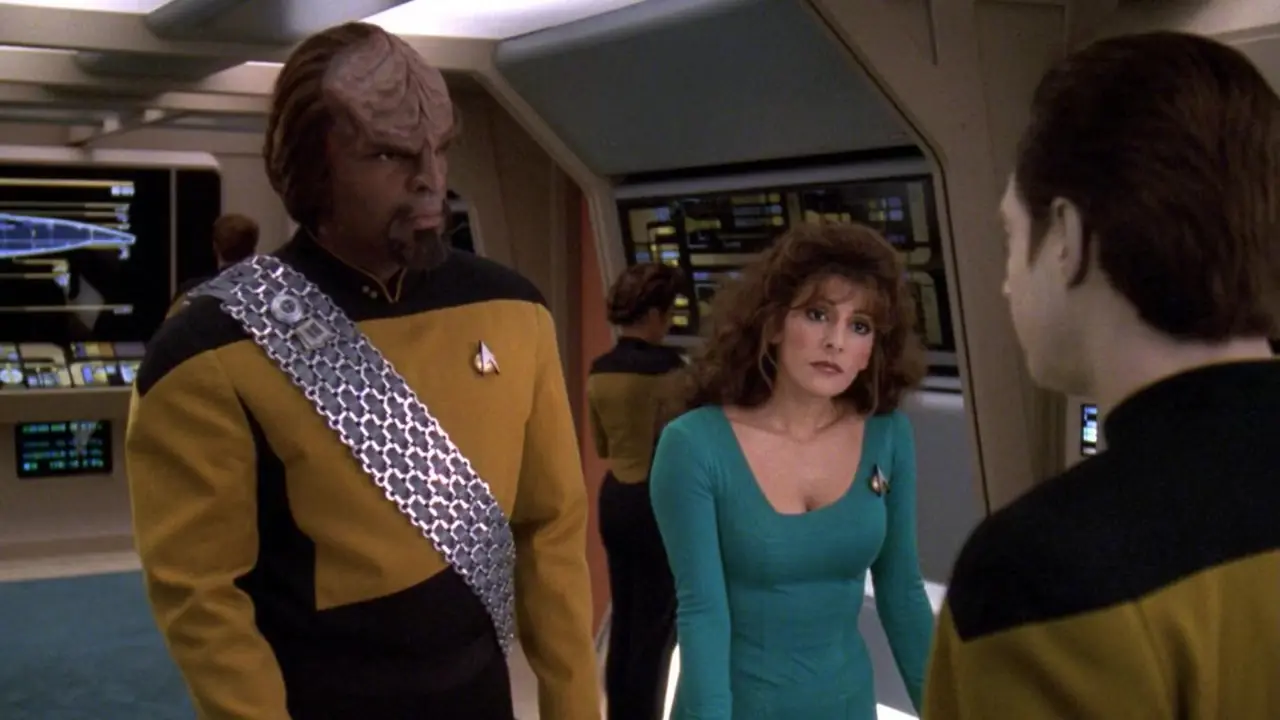 Worf en Troi praten met Data in Star Trek The Next Generation