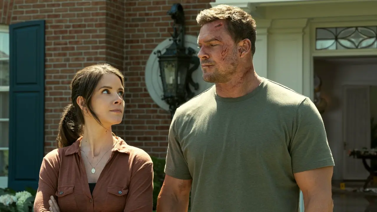 Susan Duffy de Sonya Cassidy mirando a Jack Reacher de Alan Ritchson en la temporada 3 de Reacher