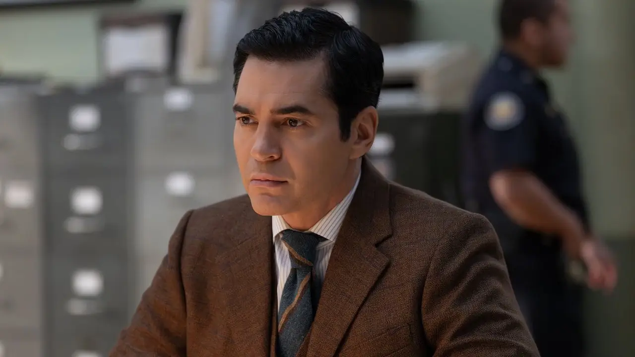 Will Trent sentado en un escritorio en una imagen fija de la temporada 4 de Will Trent