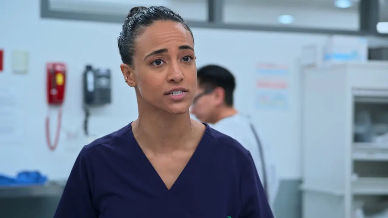 García mirando a Mel en The Pitt temporada 2, episodio 7