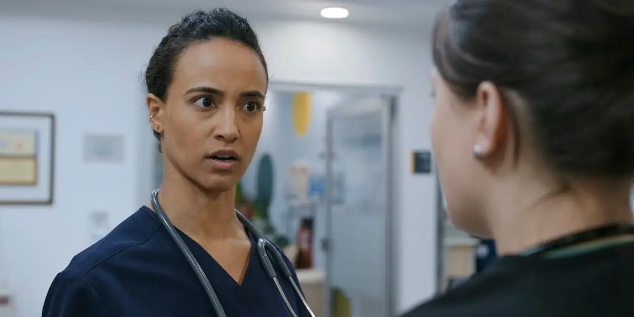 La Dra. Yolanda García (Alexandra Metz) mira sorprendida a la Dra. Trinity Santos en The Pitt Temporada 1 Ep 11
