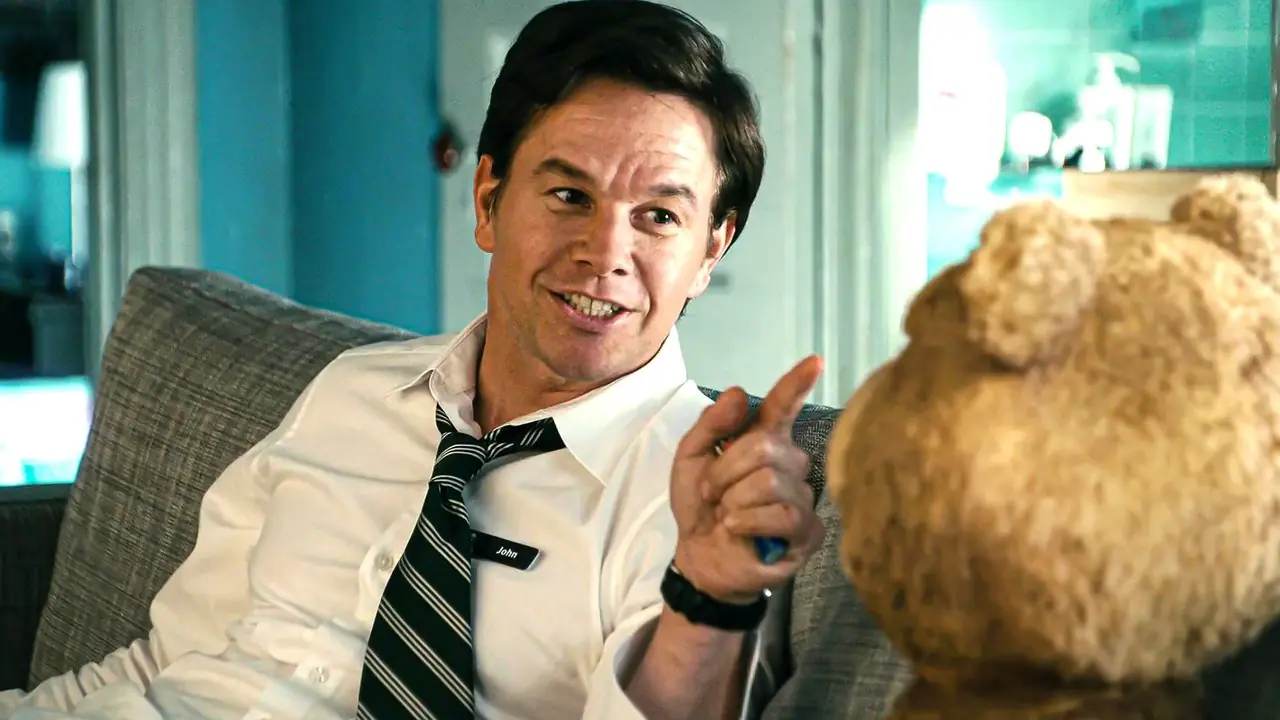Mark Wahlberg nel ruolo di John che indica Ted con entusiasmo in Ted