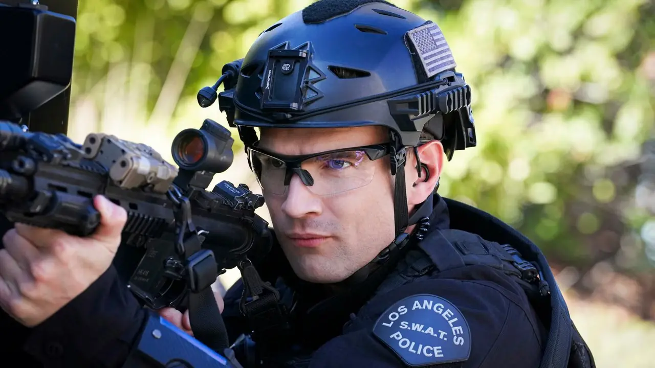 SWAT-publiciteit nog steeds van Alex Russell als Jim Street, buitenshuis met volledige tactische uitrusting.