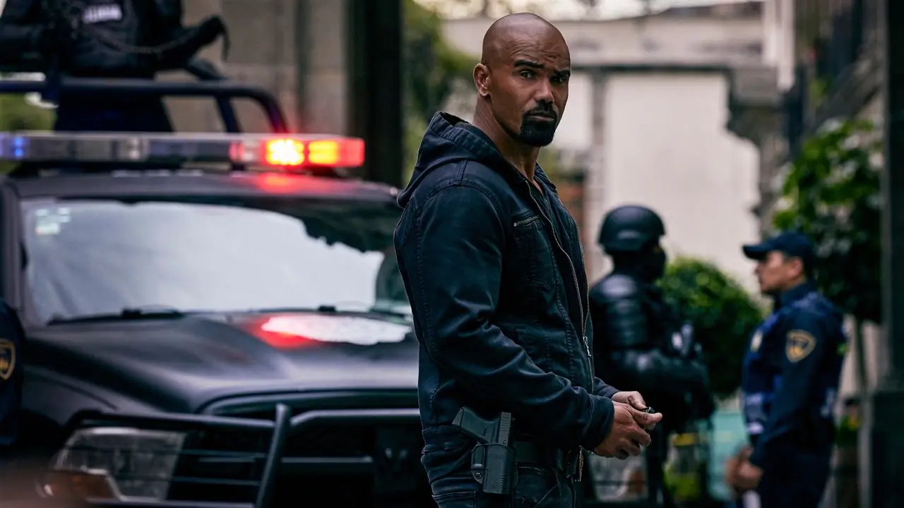 SWAT toont nog steeds Shemar Moore als Hondo die voor Black Betty staat in een hoodie met rits.