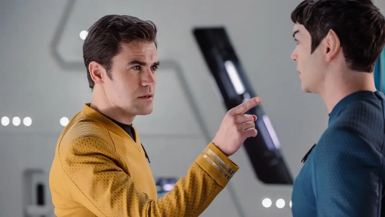 Kirk zeigt auf Spock
