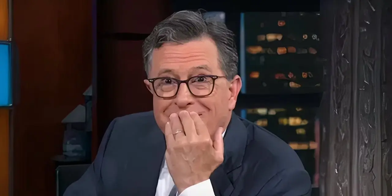Stephen Colbert bedekt geschokt zijn mond nadat hij The Late Show per ongeluk de verkeerde naam noemde: The Colbert Report