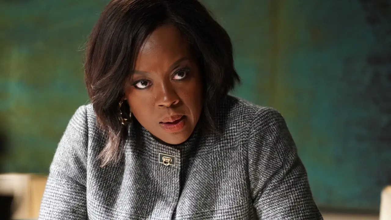 أناليس كيتنغ (فيولا ديفيس) تبدو منزعجة في فيلم How to Get Away with Murder.