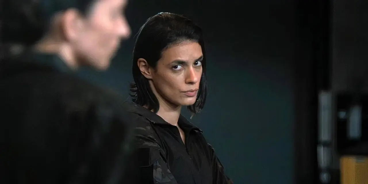 Cruz (Laysla De Oliveira) a l'air agacé dans l'épisode 4 de la saison 2 de Lioness