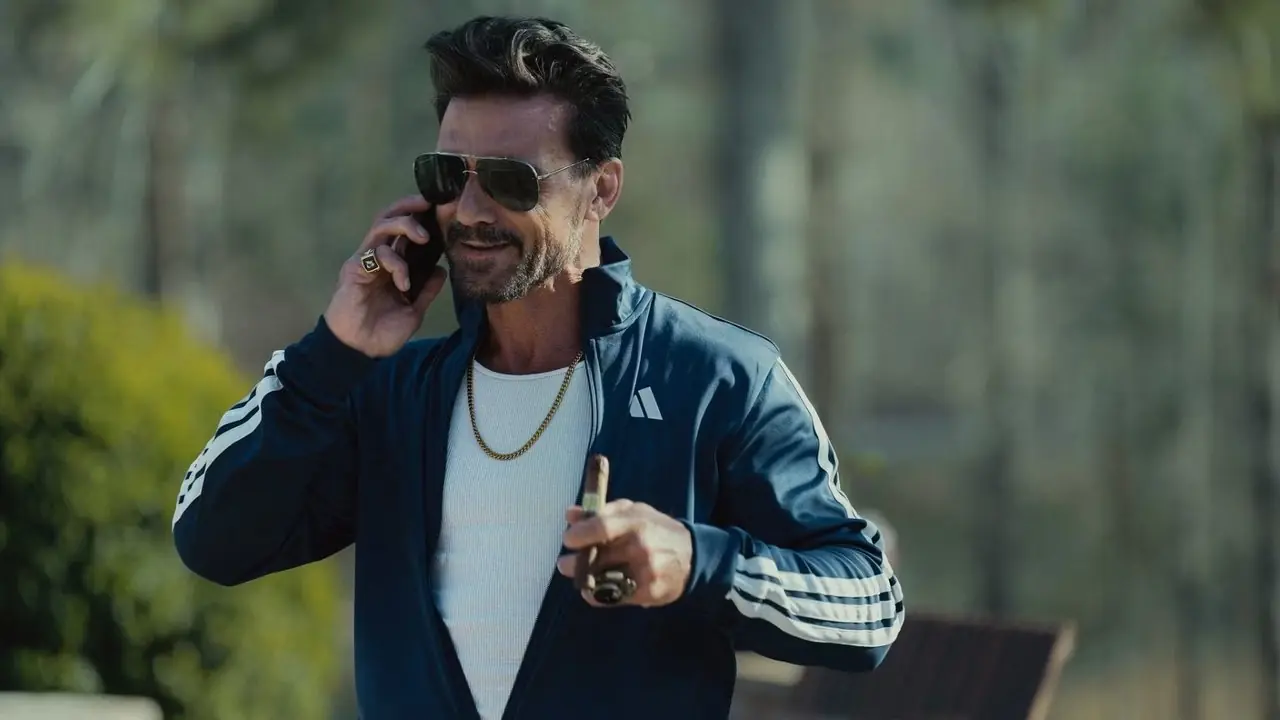 Frank Grillo als Bill Bevilaqua die een sigaar rookt en aan de telefoon praat in seizoen 3 van Tulsa King