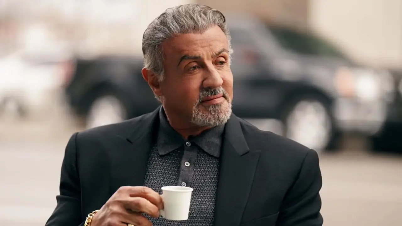 Sylvester Stallone houdt een espressokopje vast in Tulsa King van Paramount+.