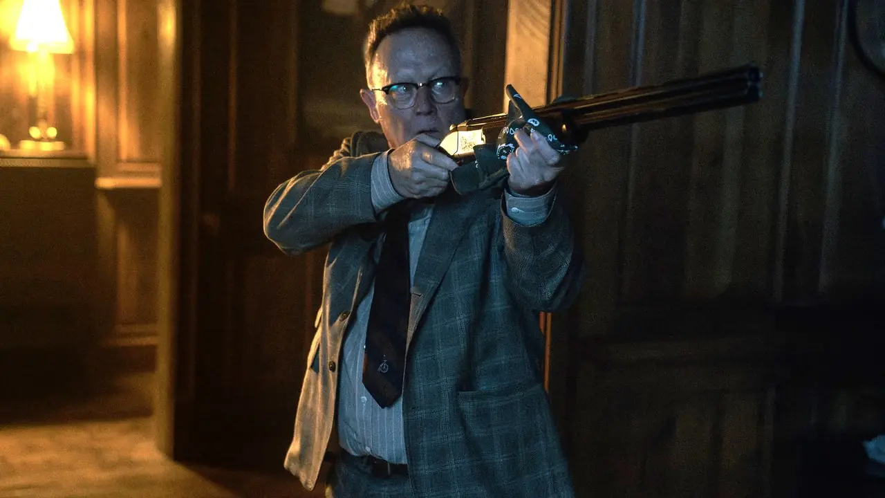 Robert Patrick's Dunmire kijkt bezorgd terwijl hij een geweer richt in seizoen 3 van Tulsa King