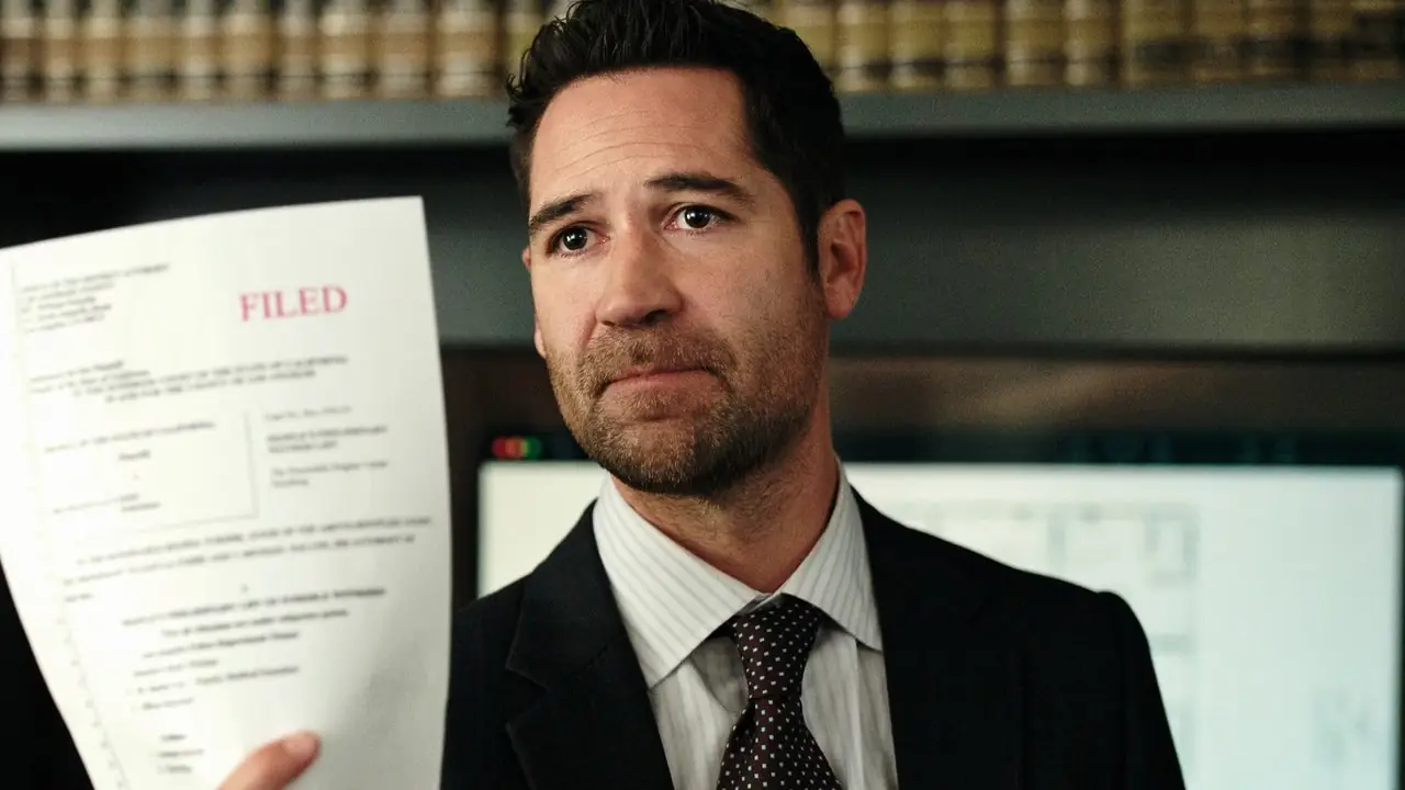 The Lincoln Lawyer وNetflix يوقعان رسميًا: حقبة تقترب من نهايتها