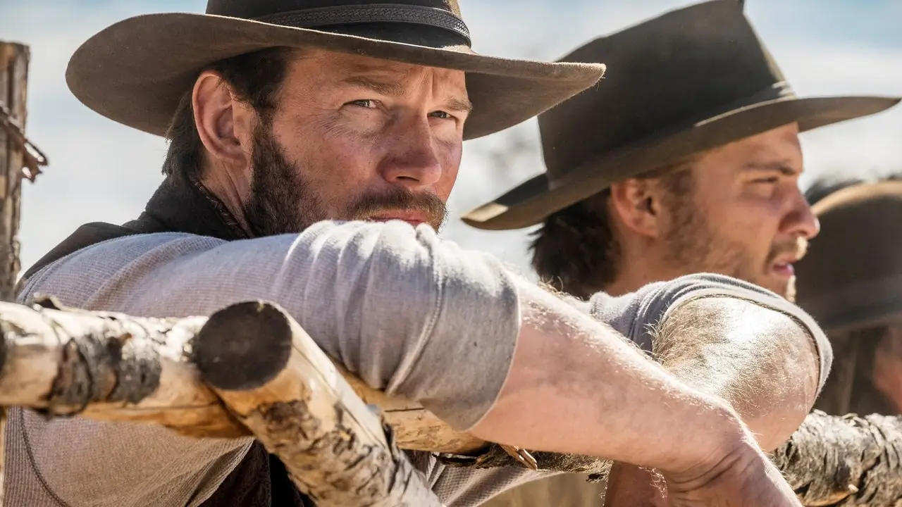 كريس برات ولوك غرايمز يحدقان في مشهد من فيلم The Magnificent Seven كريس برات ولوك غرايمز يحدقان في مشهد من فيلم The Magnificent Seven