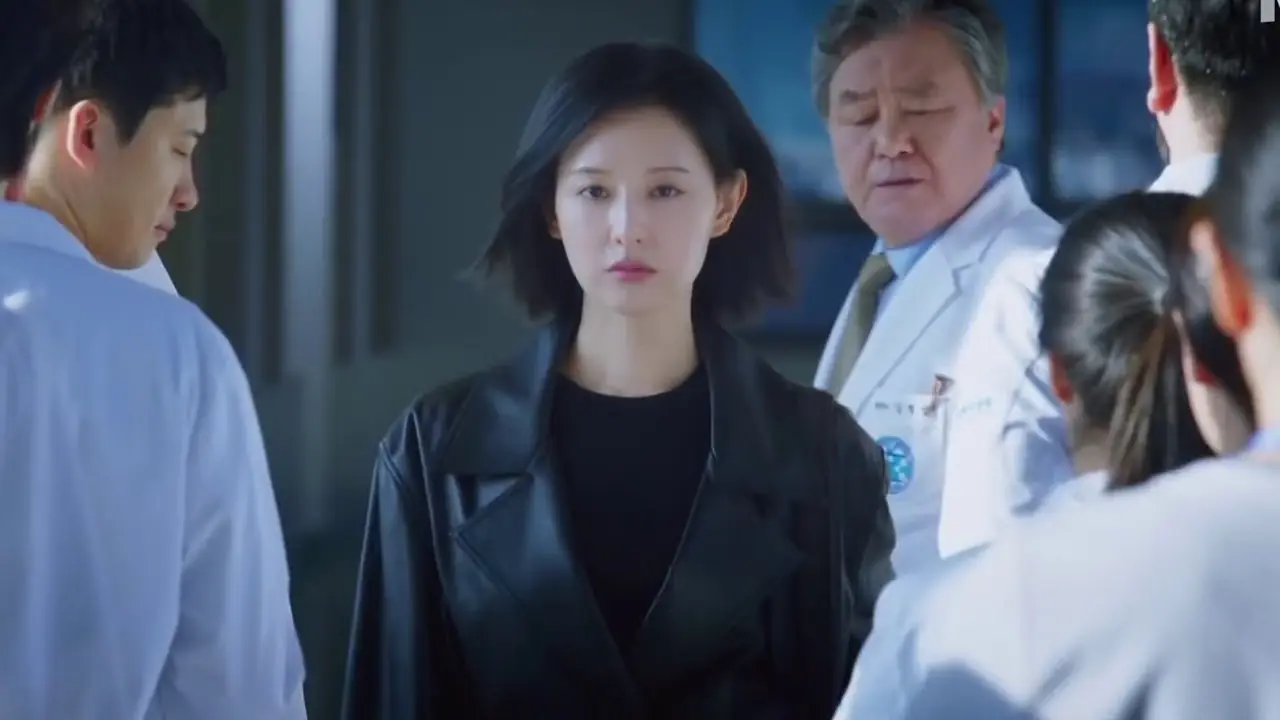 넷플릭스 '닥터X마피아 인 화이트'에는 병원 직원들에게 둘러싸인 계수정이 등장한다.