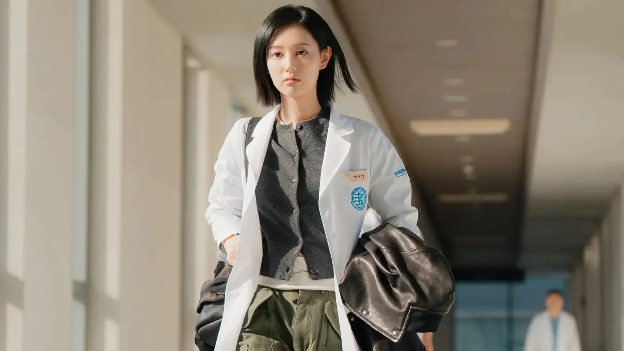 넷플릭스 '닥터 X 마피아 인 화이트' 계수정이 의료복을 입고 등장했다.