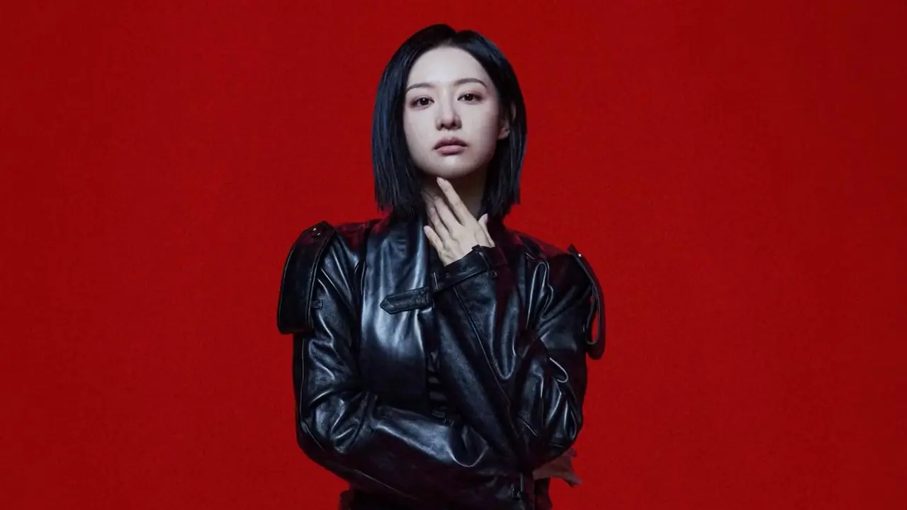 블랙 마피아 코트를 입은 계수정(김지원)의 모습이 담긴 넷플릭스 '닥터 X 마피아 인 화이트' 포스터