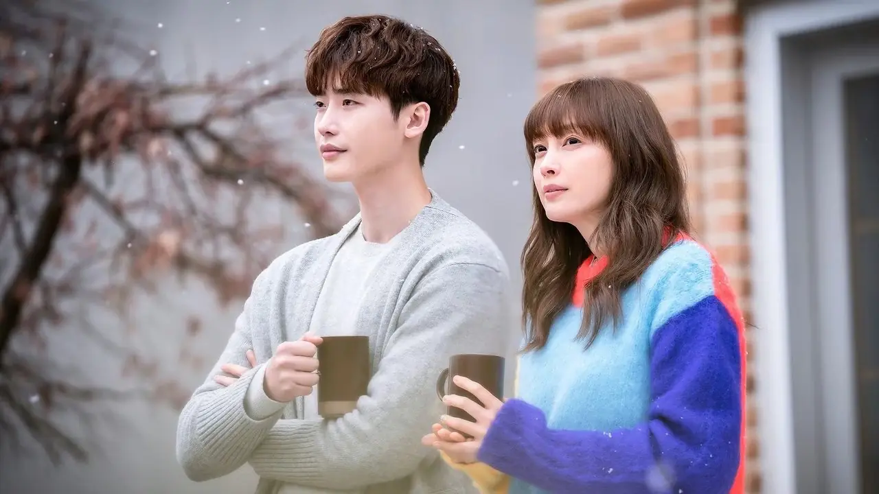 Cha Eun-ho (Lee Jong-suk) e Kang Dan-i (Lee Na-young) bevono caffè in Romance è un libro bonus. Cha Eun-ho (Lee Jong-suk) e Kang Dan-i (Lee Na-young) bevono caffè in Romance è un libro bonus.