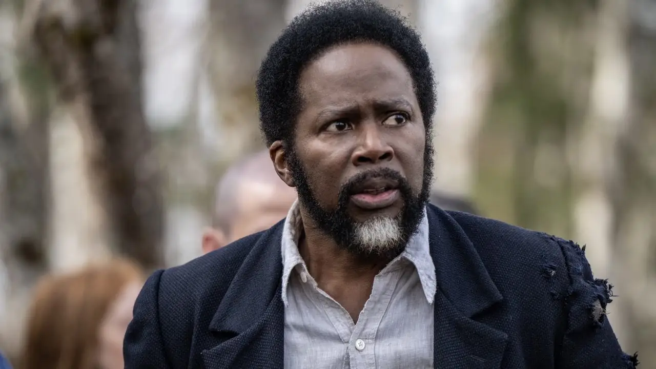 哈罗德·佩里诺 (Harold Perrineau) 饰演博伊德·史蒂文斯 (Boyd Stevens) 在第 4 季第 10 集中表现出忧心忡忡的样子