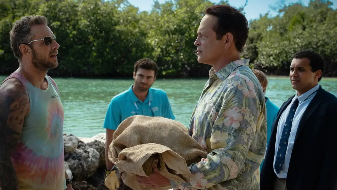 Dax Shepard y Vince Vaughn en la segunda temporada de “Bad Monkey”
