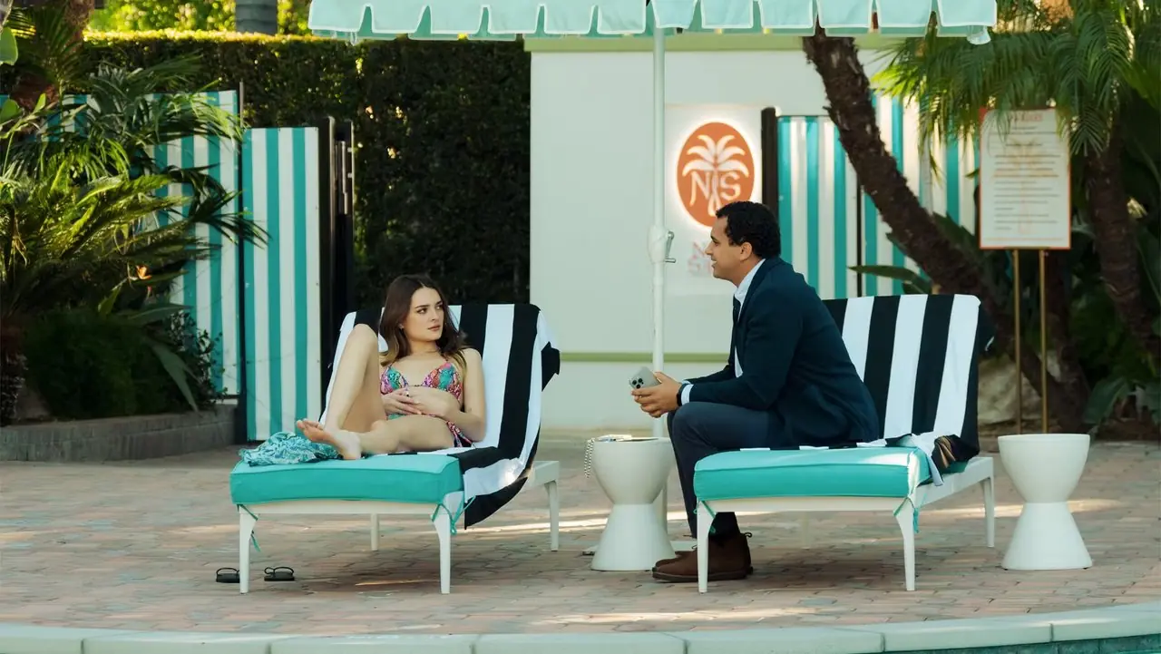Charlotte Lawrence y Zavior Phillips en la segunda temporada de “Bad Monkey”